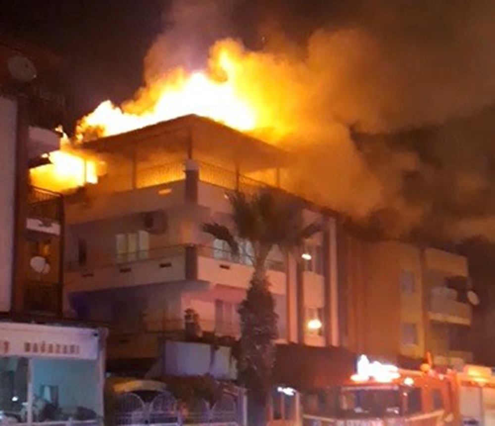 Dumanı fark eden baba, ailesini alevlerin kıyısından kurtardı