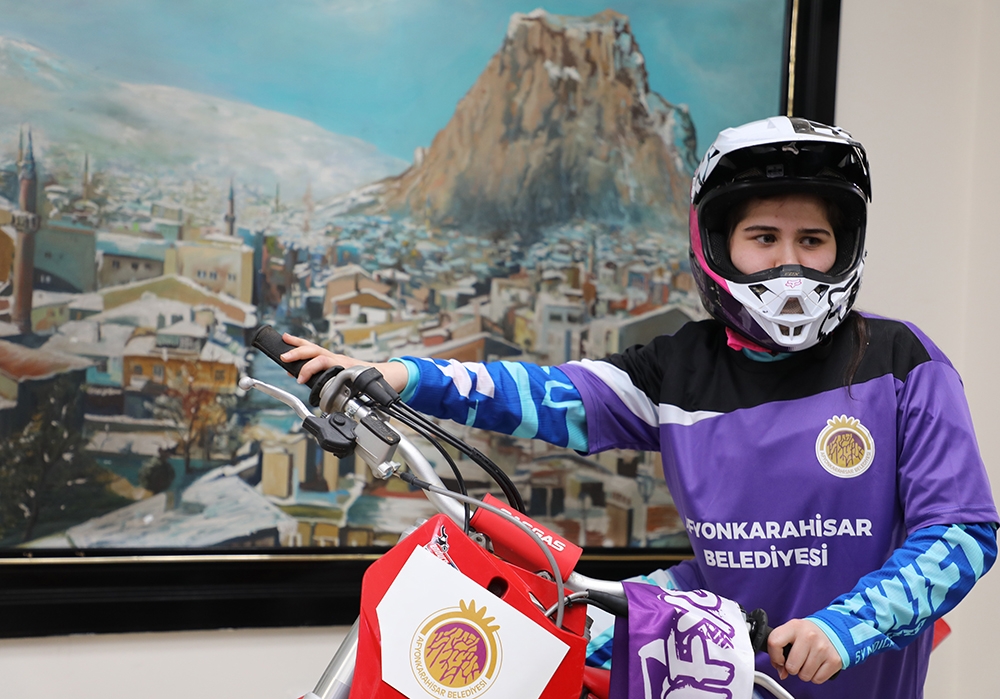 Dünya Motokros Şampiyonası’nda Türkiye’yi temsil edecek ilk kadın sporcu Irmak Yıldırım, kampa girdi