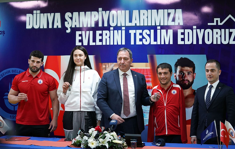 Dünya şampiyonları evlerine kavuştu