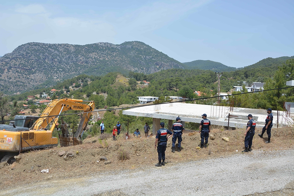 Dünyaca ünlü sahil manzaralı imara aykırı yapılar yıkılıyor