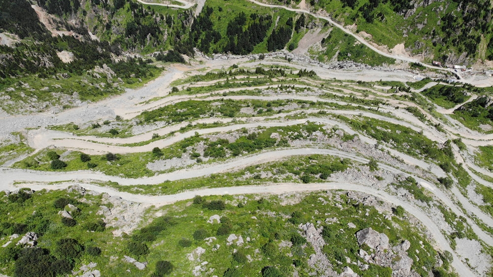 Dünyanın en tehlikeli yolu ulaşıma kapandı