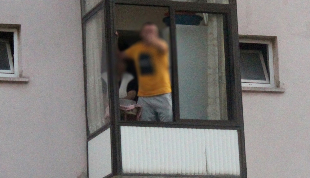 Dur ihtarına uymadı, evine kaçıp balkondan polisle tartıştı