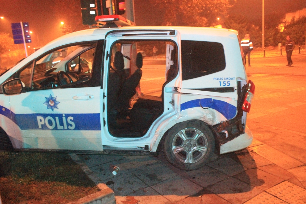 Dur İhtarına Uymayan Sürücü Polisin Kaza Yapmasına Neden Oldu: 2 Yaralı