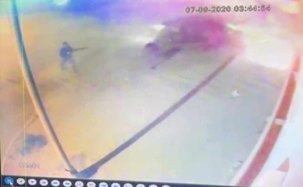 ‘Dur’ ihtarına uymayarak kaçan şüpheliler kaza yapınca araçtan inip polise saldırdı