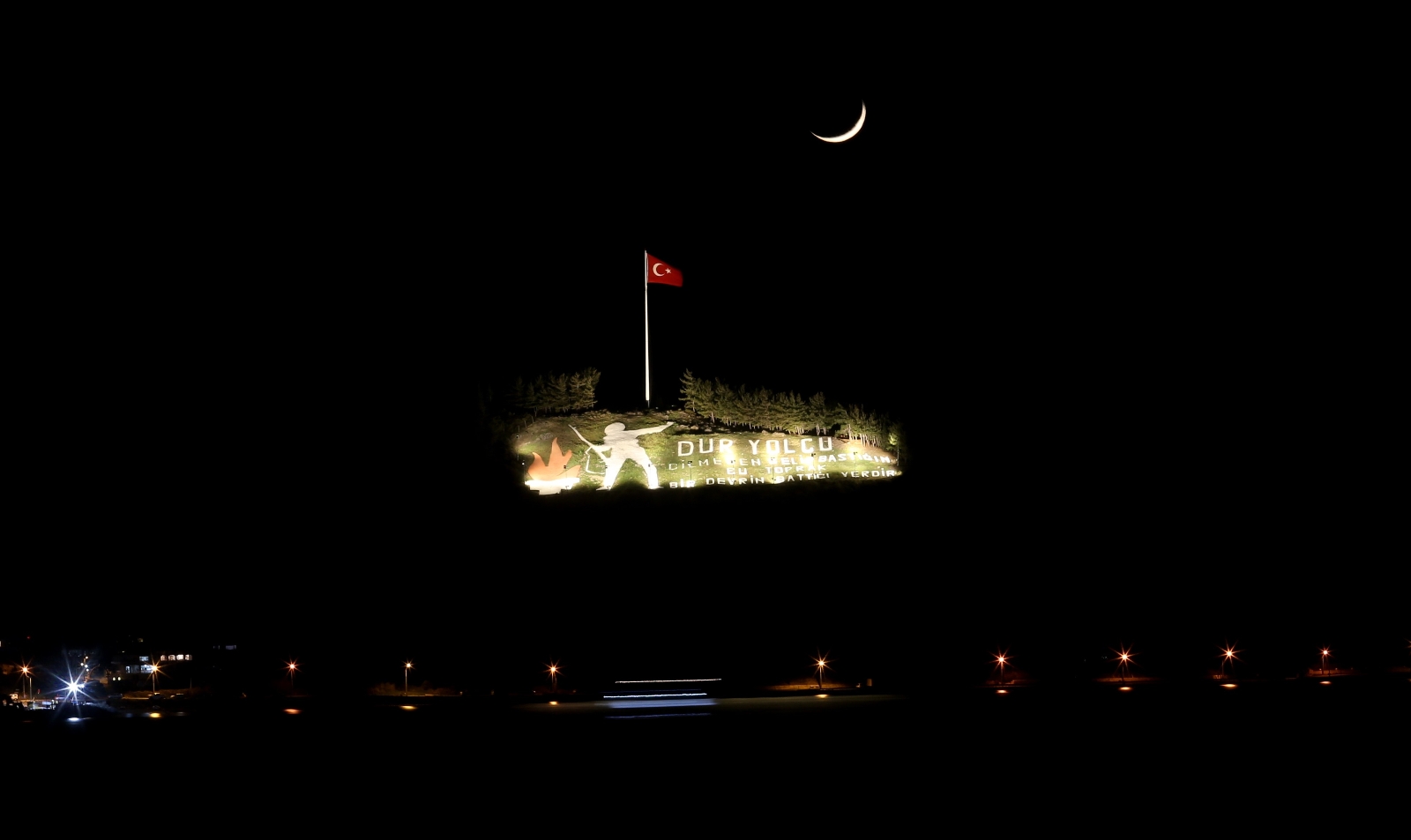 ‘Dur Yolcu’ ile hilalin muhteşem görüntüsü