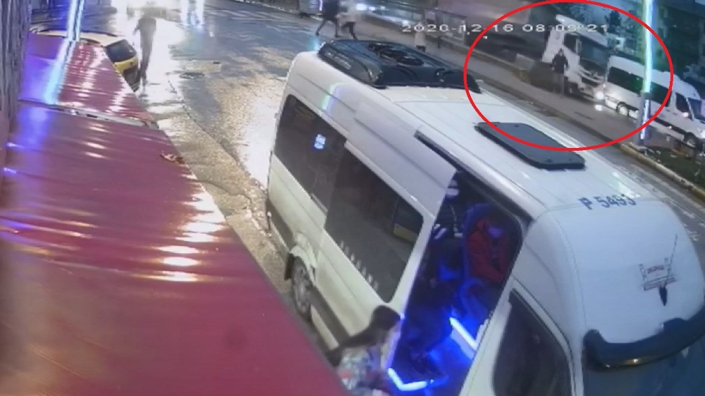 Durağa dalan tırın altında kalmaktan son anda kurtuldular