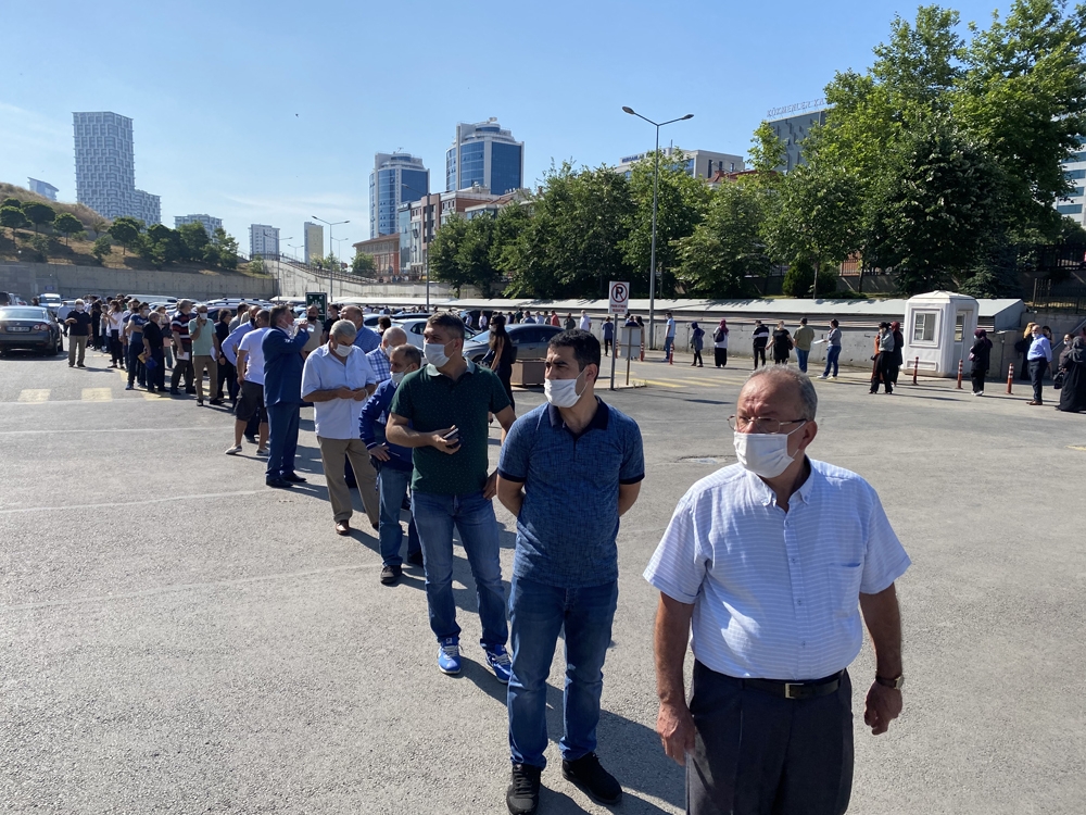 Duruşmaların başlamasıyla birlikte Kartal Adliyesi’nde metrelerce kuyruk oluştu