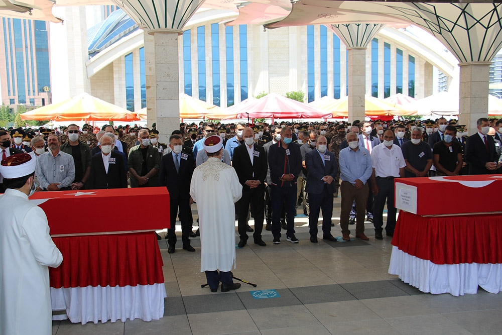 Düşen uçakta şehit olan iki polis son yolculuklarına uğurlandı