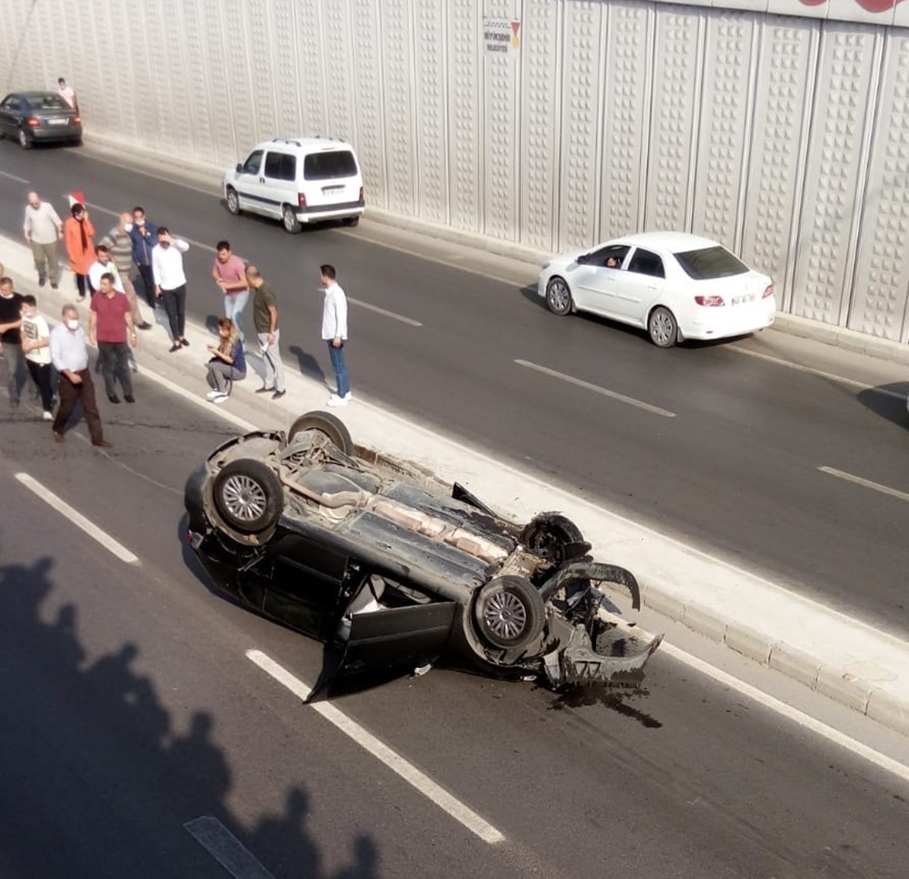 Duvara çarpan otomobil takla attı