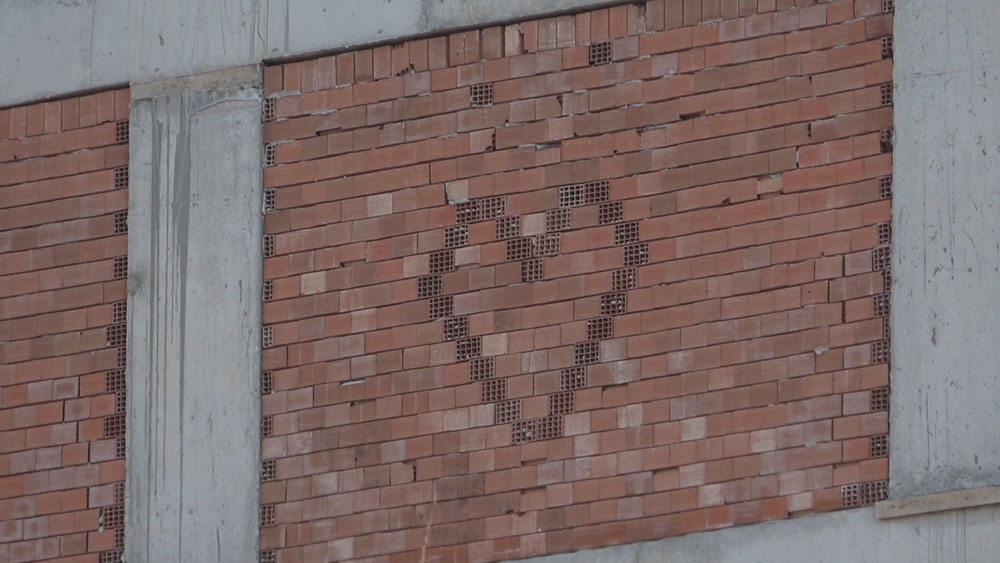 Duvarı ‘aşk’ ile ördü