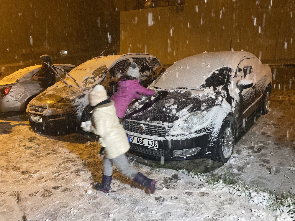 Düzce’de yağan kar kısıtlamayı unutturdu