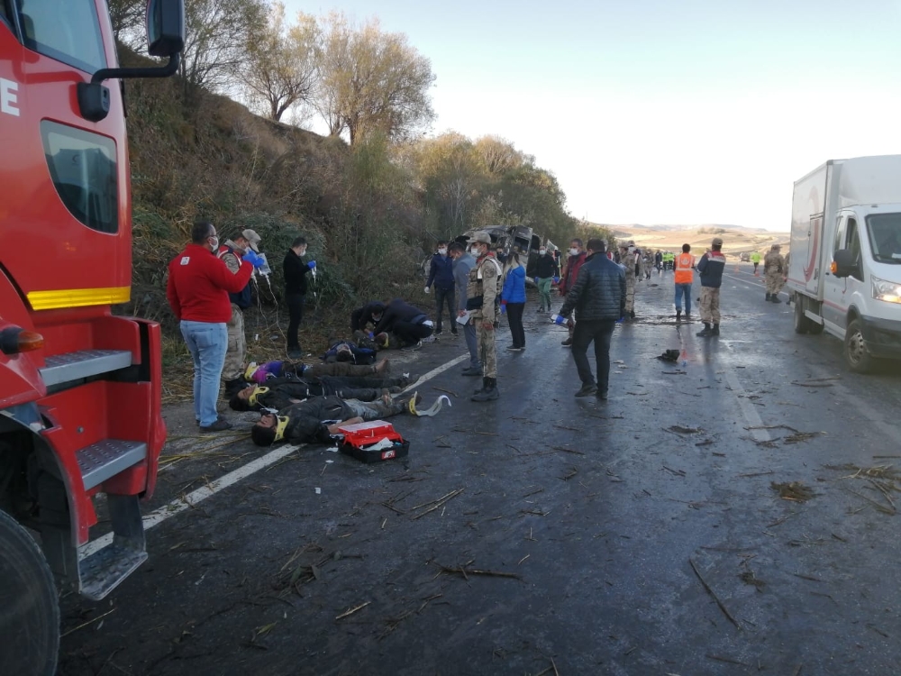 Düzensiz göçmenleri taşıyan minibüs takla attı: 2 ölü, 25 yaralı