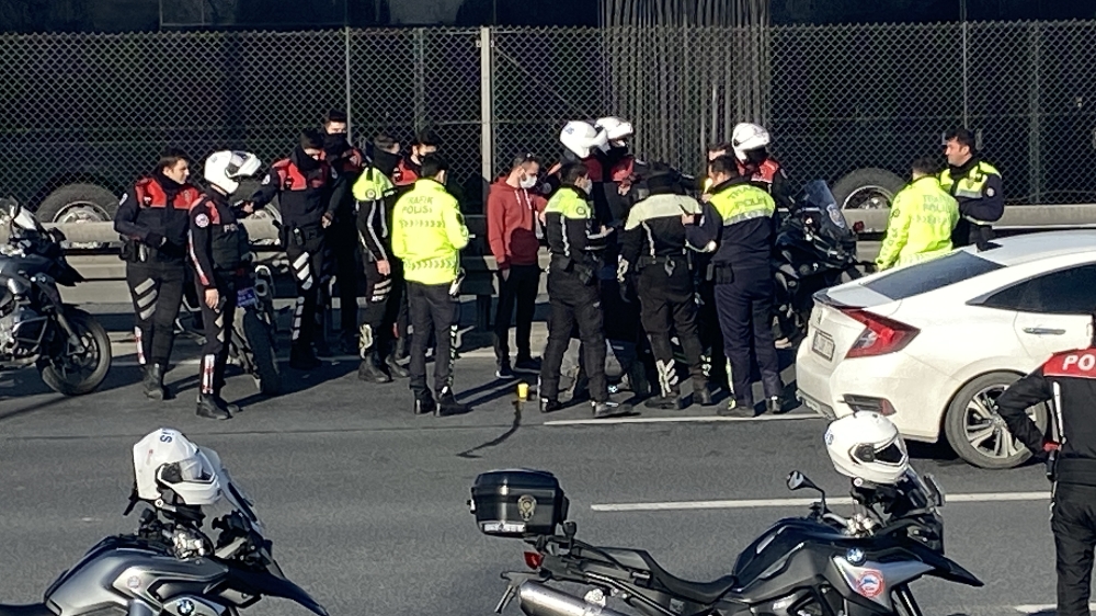 E-5 Karayolu’nda kaza geçiren motosikletli polisin yardımına meslektaşları koştu