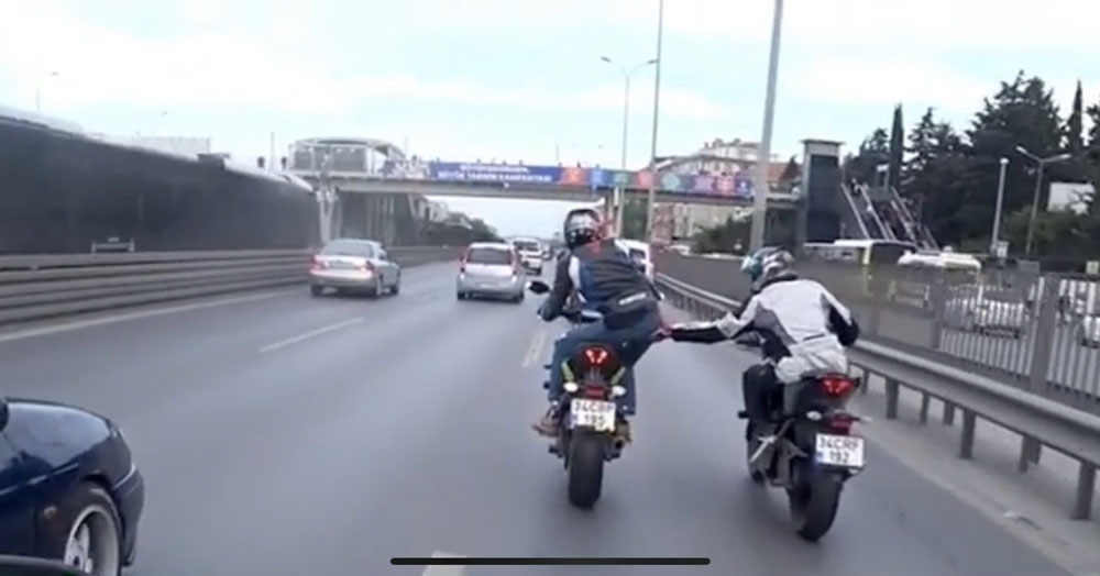E-5 Karayolu’nda motosikletli magandalar dans edip birbirine tekme attı