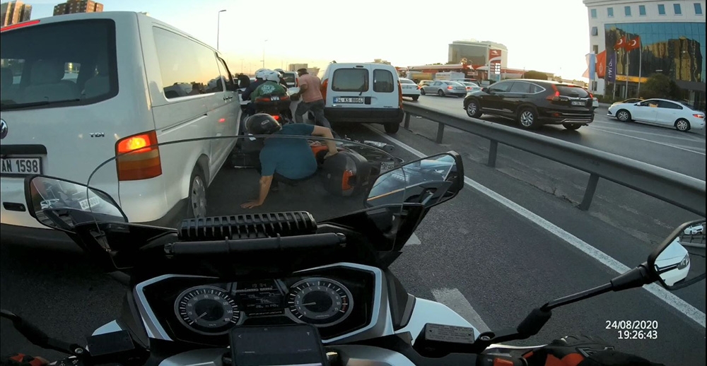 E-5 Karayolu’nda motosikletliye çarpıp kaçan sürücü trafikte terör estirdi
