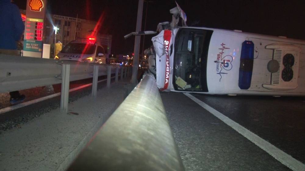 E-5 Karayolu’nda otomobile çarpan ambulans yan yattı