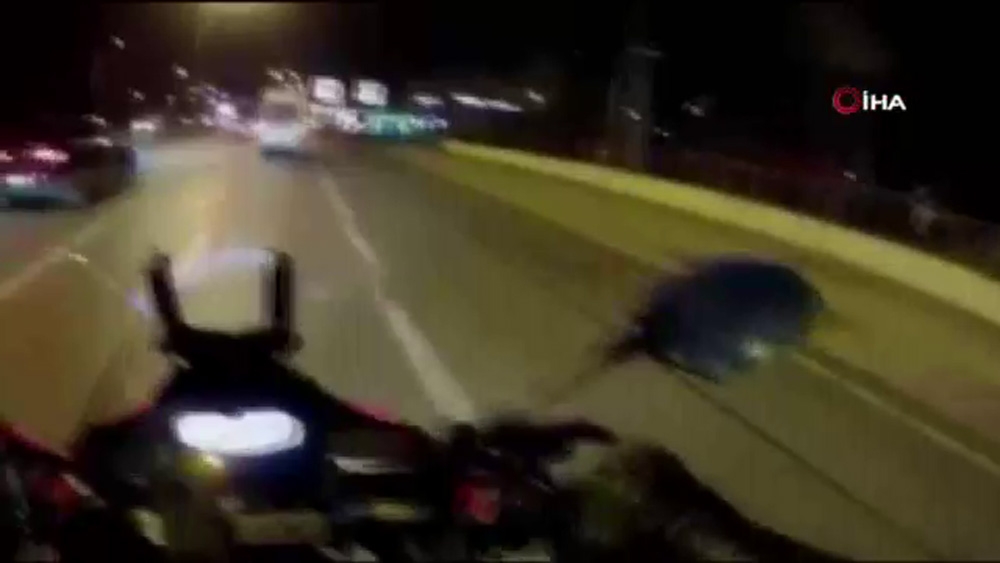E-5 Karayolu’nda tartıştığı motosikletliye çarpıp kaçtı