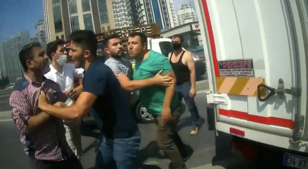 E-5 Karayolu’nda “yol verme” tartışması kamerada