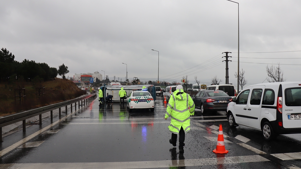 E-5 karayolunda yolcu minibüsü devrildi: 2 hafif yaralı
