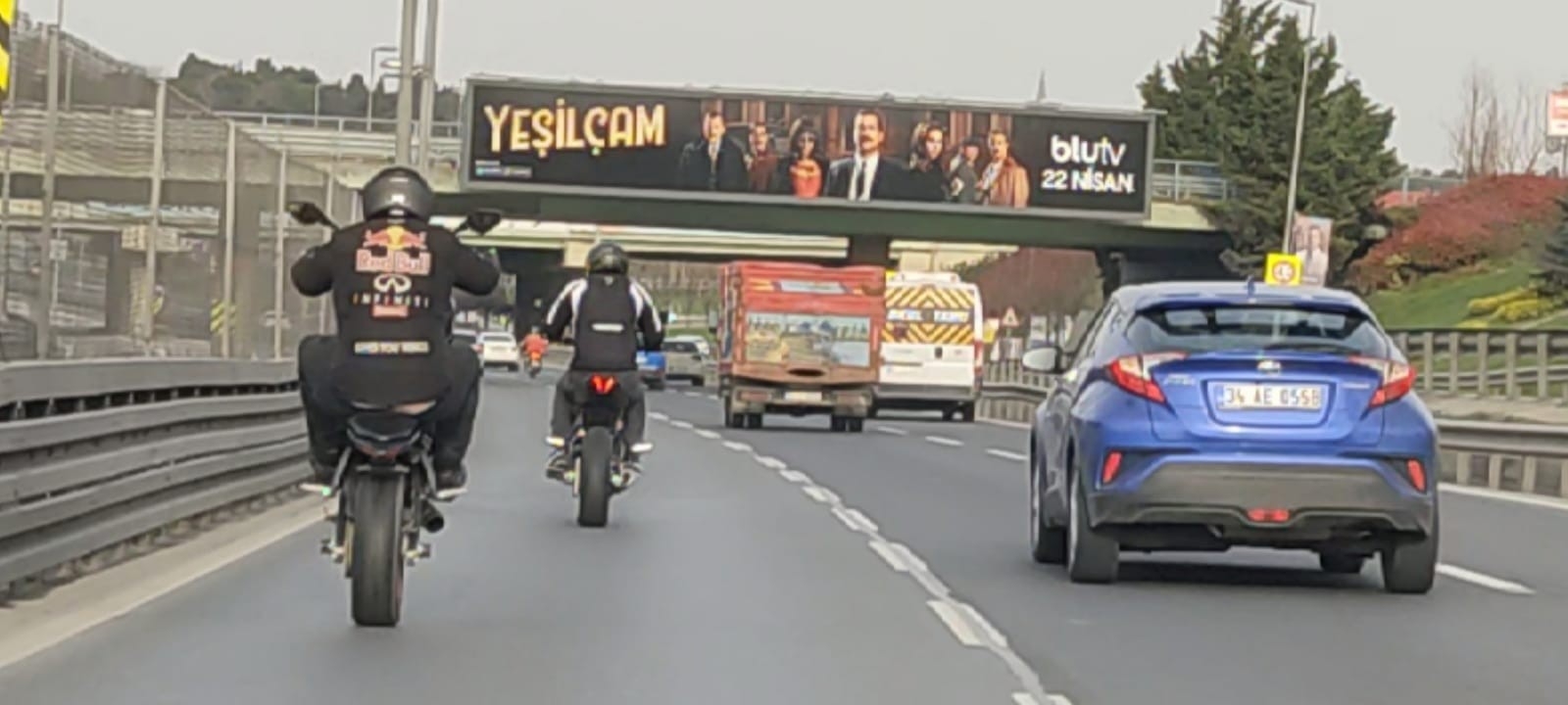 E-5’i boş buldular, motosikletleri ile şov yaptılar