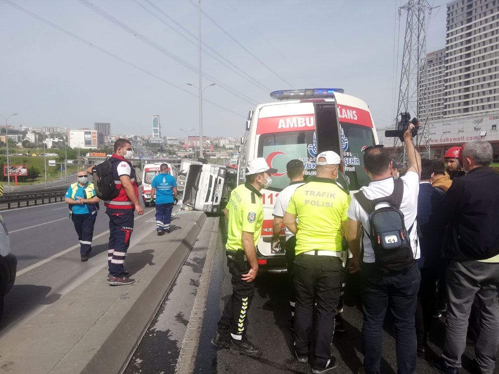 E-5’te boş yolda, fıskiye suları kazaya neden oldu