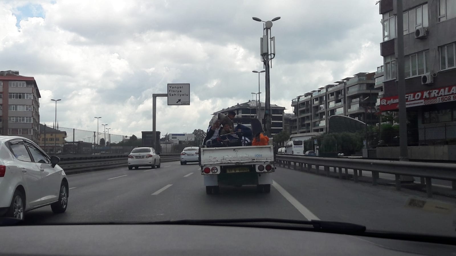 E-5’te çocukların kamyonet kasasında tehlikeli yolcuğu kamerada