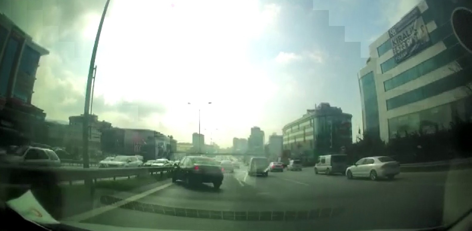 E-5’te faciadan dönülen trafik kazası kamerada