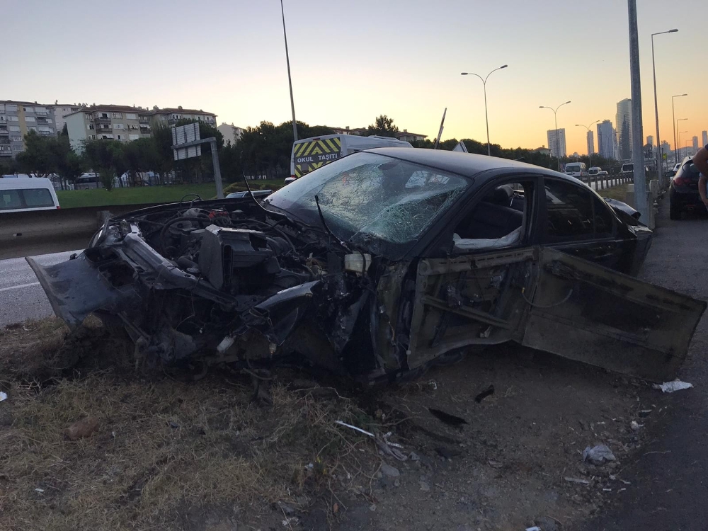 E-5’te feci kaza: Otomobil yan yola uçtu, tıra çarptı