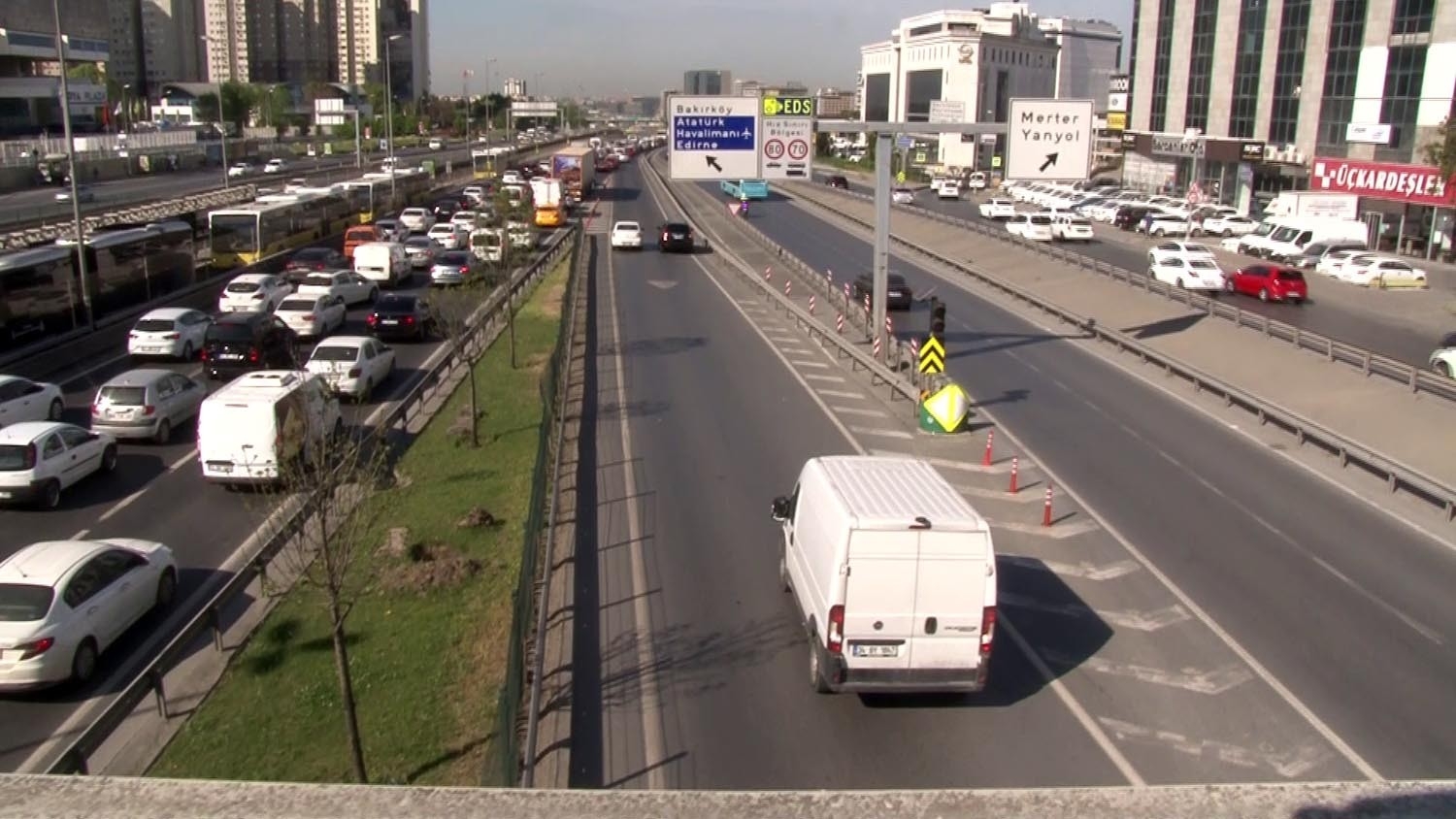 E-5’te geri geri gelen sürücüler trafiği tehlikeye soktu