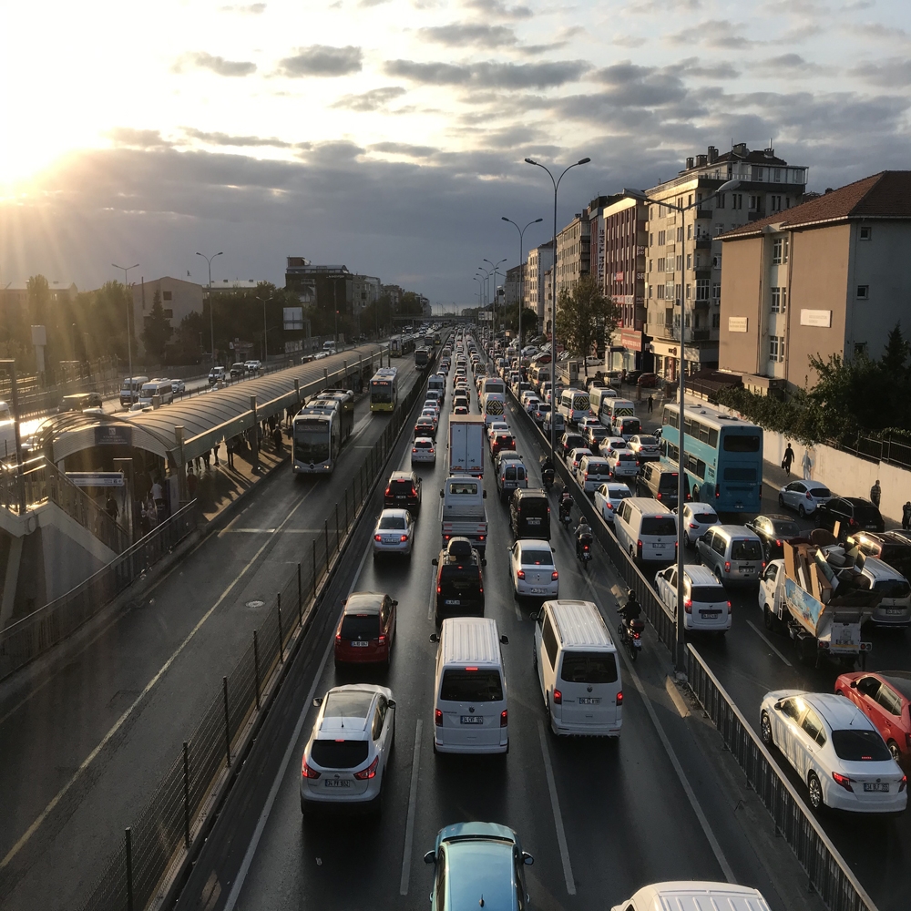 E-5’te okulların açıldığı ilk gün trafik yoğunluğu oluştu
