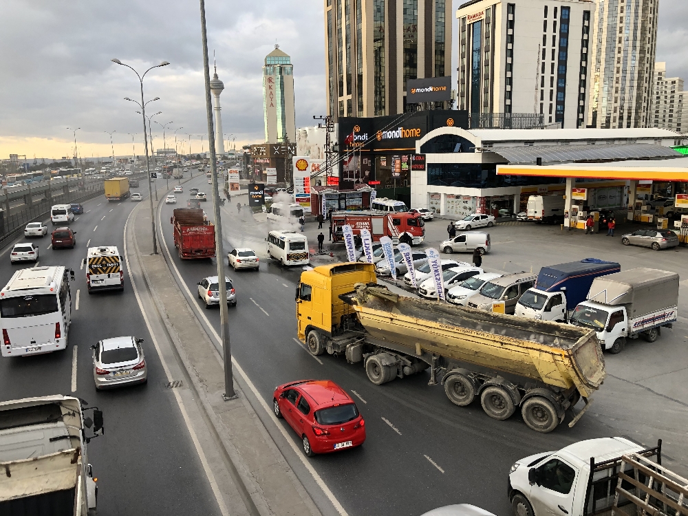 E-5’te servis minibüsü alev aldı