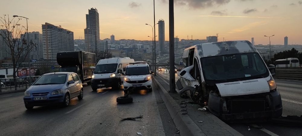 E-5’te servis minibüsü ile otomobil çarpıştı: 8 yaralı