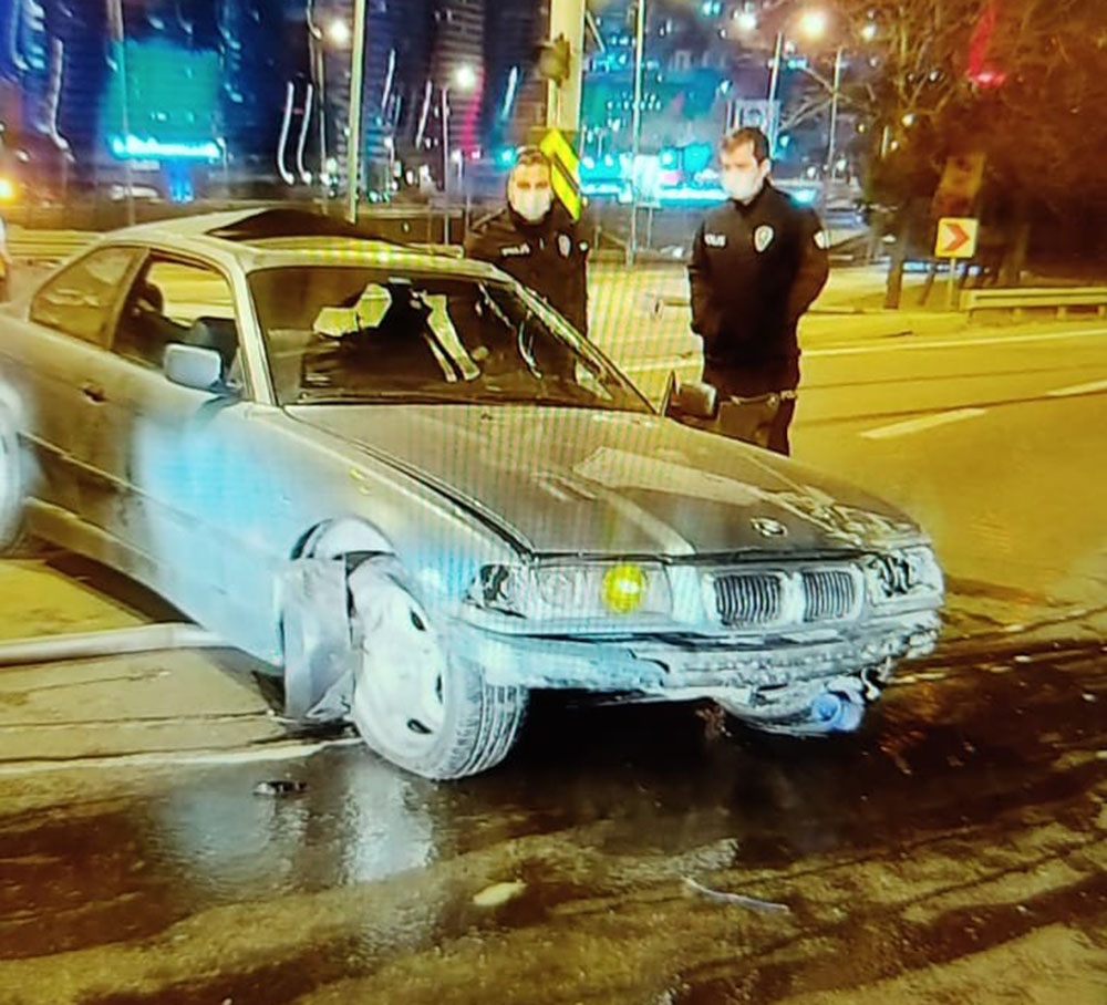 E-5’te seyir halinde olan otomobil direğe çarpıp takla attı: 2 yaralı