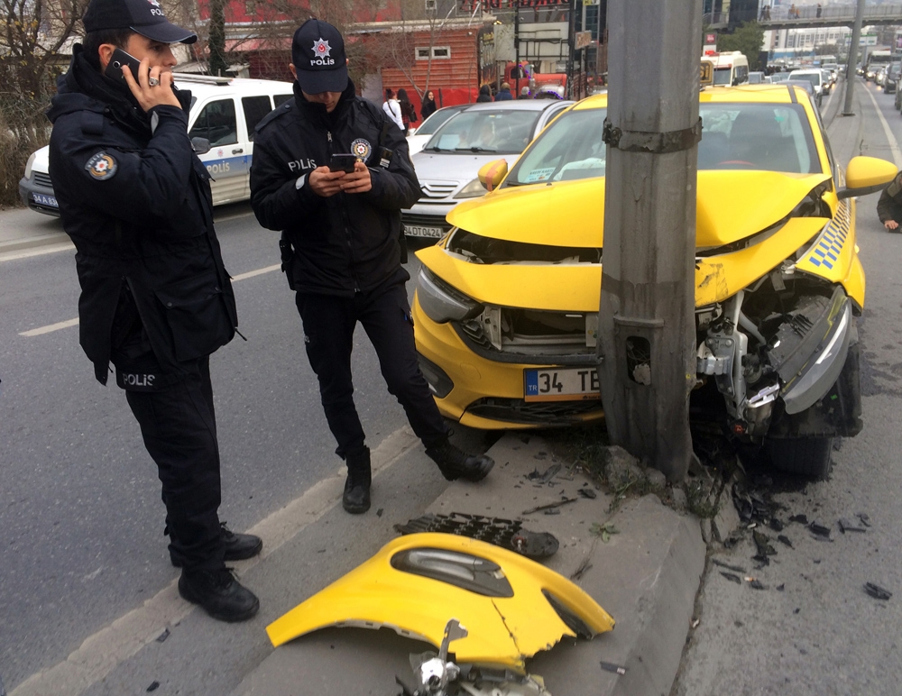 E-5’te ticari taksi aydınlatma direğine çarptı: 1 yaralı