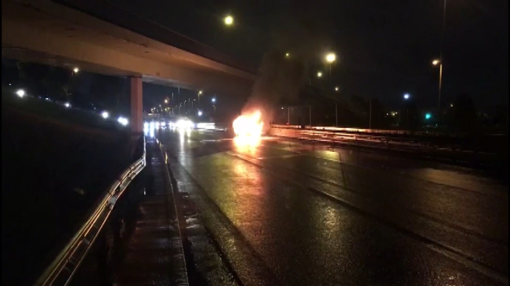 E5’te makas atarak kaza yapan otomobil alev alev yandı:1 yaralı