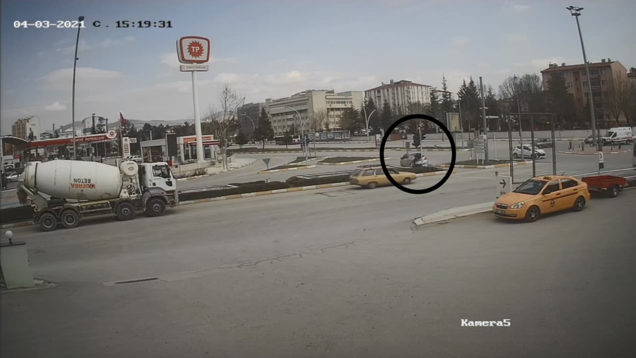 Ecel yaya geçidinde yakaladı, kaza anı saniye saniye kameraya yansıdı