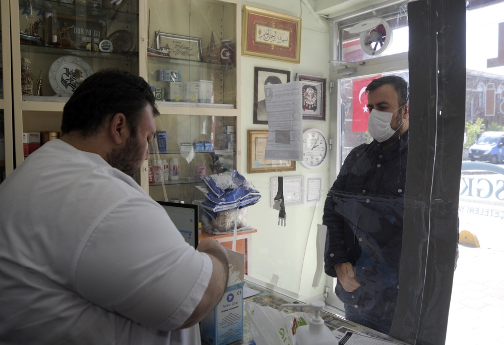 Eczanelerde ücretsiz maske dağıtımı başladı