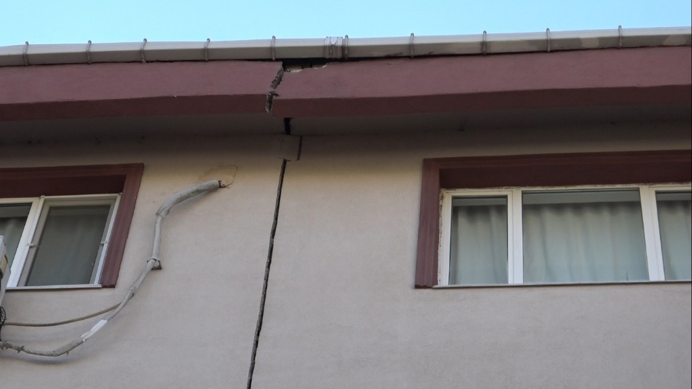 Edirne’de 40 yıllık binanın kolonları çatladı