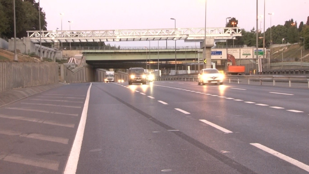 Edirnekapı üst geçidinin ilk etabının tamamlandı ,şeritler trafiğe açıldı