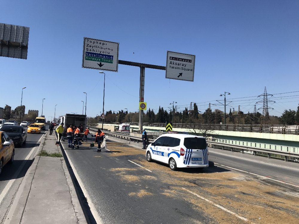 Edirnekapı’da kamyonet özel halk otobüsüne çarptı: 2 yaralı