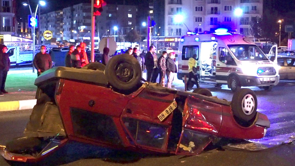 Edremit’te otogar kavşağında feci kaza: 3 yaralı