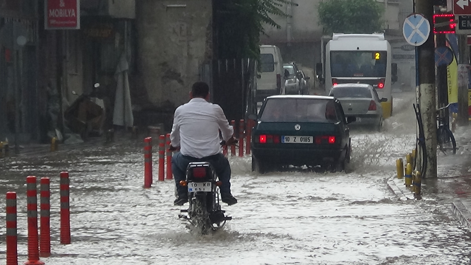 Edremit’te sağanak yağmur hayatı felç etti