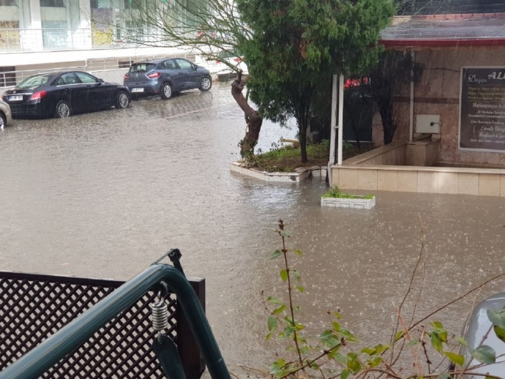 Edremit’te sağanak yağmur yolları göle çevirdi
