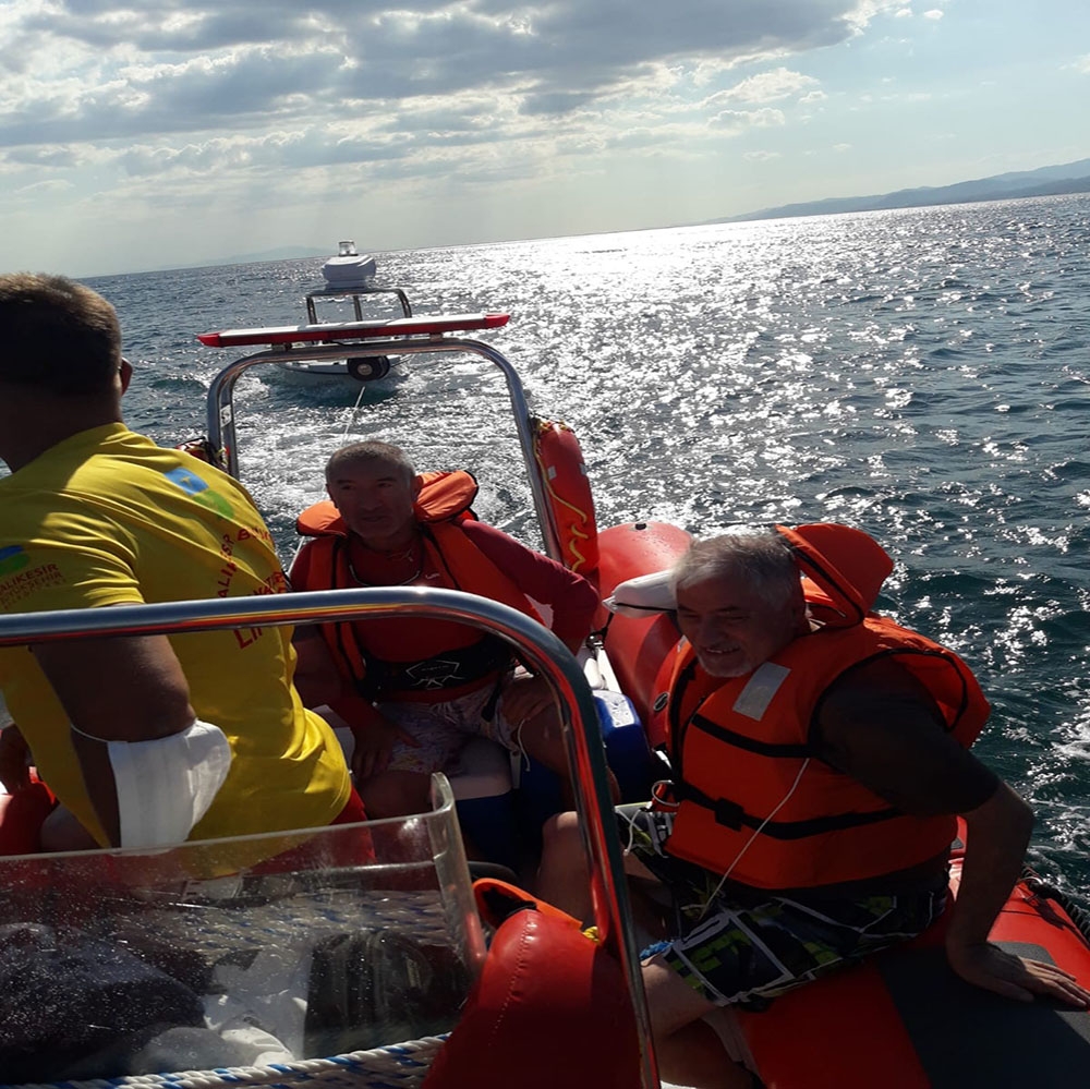 Edremit’te uçurtma sörfü yapan genç ve kurtarmaya gidenleri cankurtaranlar kurtardı
