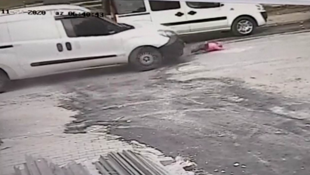 Ehliyetsiz sürücü 3 yaşındaki çocuğa çarpıp kaçtı