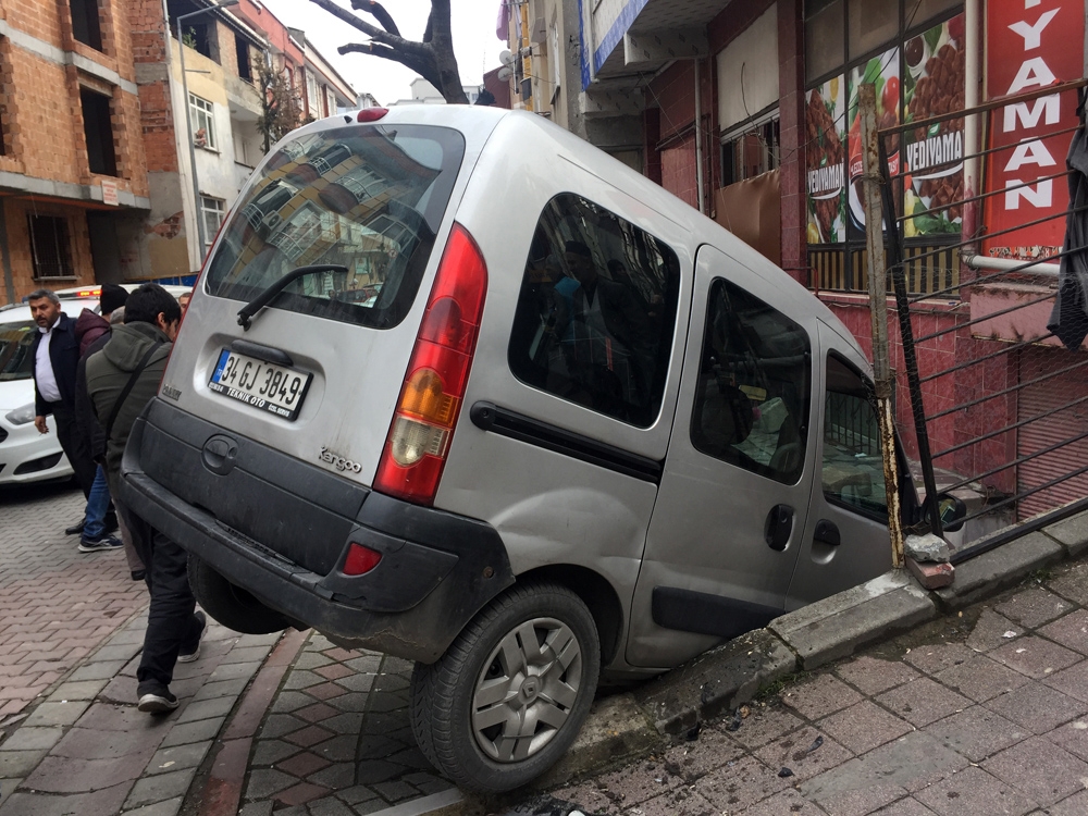 Ehliyetsiz sürücü kaldırımda duran çocuğa çarptı