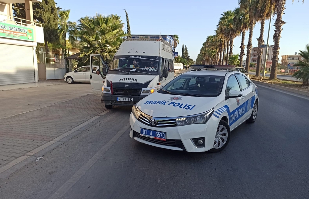Ehliyetsiz sürücünün kullandığı 14 kişilik minibüsten 28 kişi çıktı