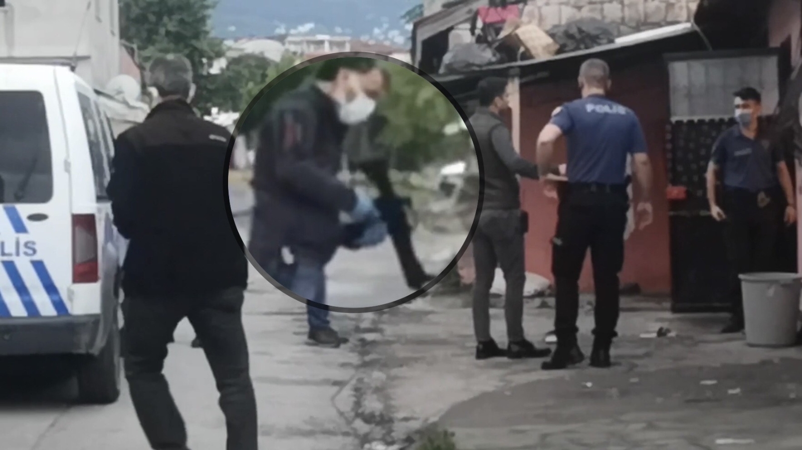 Ekiplerin karşısında pompalı tüfek ve silahla havaya ateş açtılar