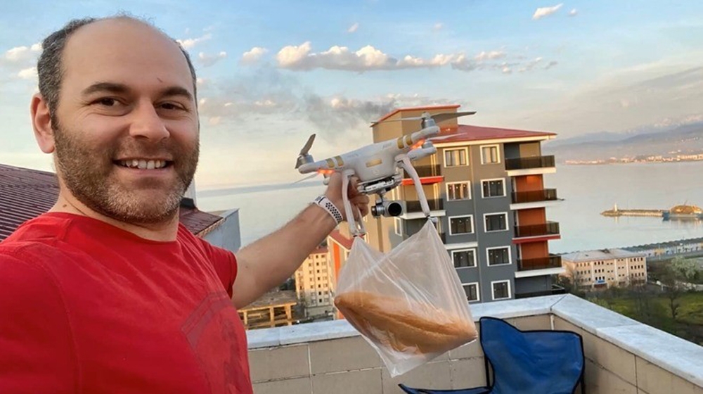 Ekmeğini bakkaldan drone aldırdı