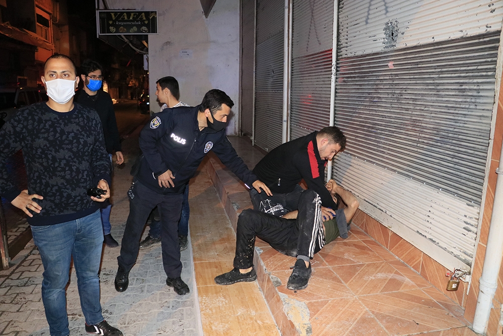 Ekmek kuyruğu sırasında bıçaklı kavga